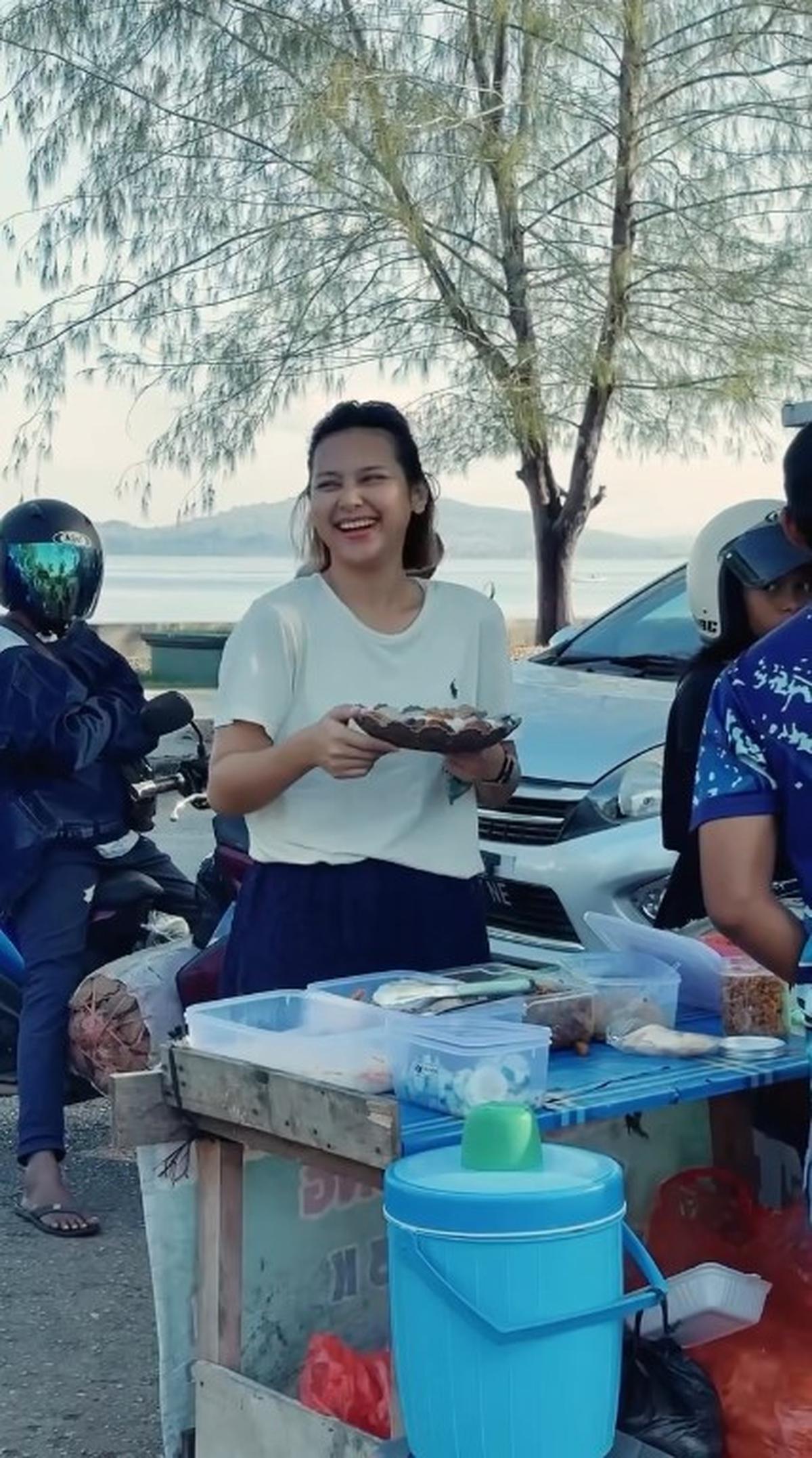 Dipuji Sederhana, Ini 7 Potret Indah Permatasari Sarapan di Pinggir Jalan - Nikmati Pemandangan di Kampung Halaman Suami