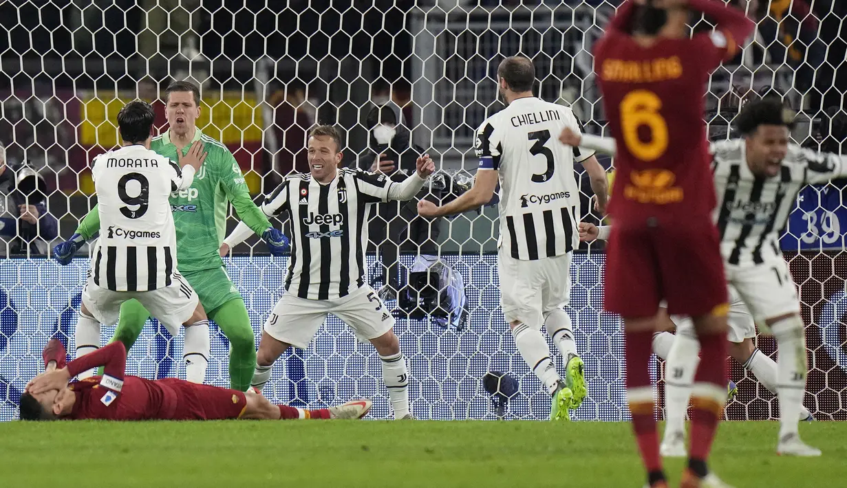 Sempat tertinggal 1-3, Juventus berhasil comeback dan memukul balik tuan rumah AS Roma 4-3 dalam lanjutan Liga Italia, Minggu (9/1/2022). Laga bisa saja berakhir imbang andai eksekusi penalti kapten AS Roma Lorenzo Pellegrini tidak dipatahkan Wojciech Szczesny. (AP/Alessandra Tarantino)