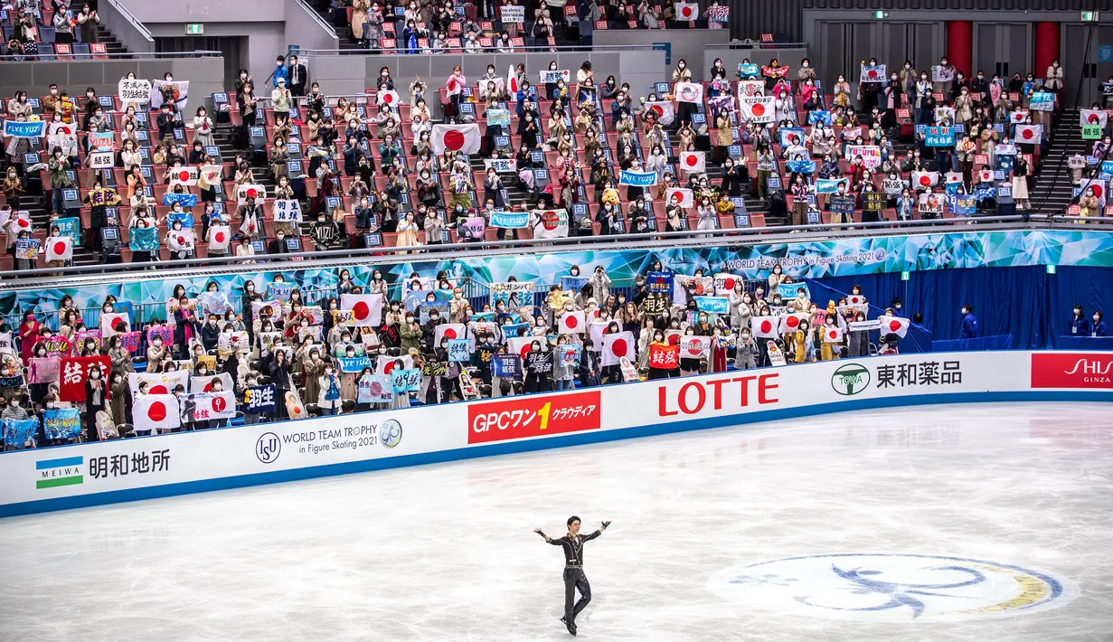Dikutip dari USA Today, Yuzuru Hanyu lahir pada 7 Desember 1994 di Sendai, Jepang. Anak dari pasangan Hidetoshi Hanyu dan Yumi Hanyu ini diketahui telah belajar skating sejak usia empat tahun. (AFP/Philip Fong)