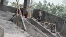 Sejumlah pekerja sedang menyelesaikan tahap pembangunan di Sport Center, Lubuklinggau, (10/9/14). (Liputan6.com/Faizal Fanani)