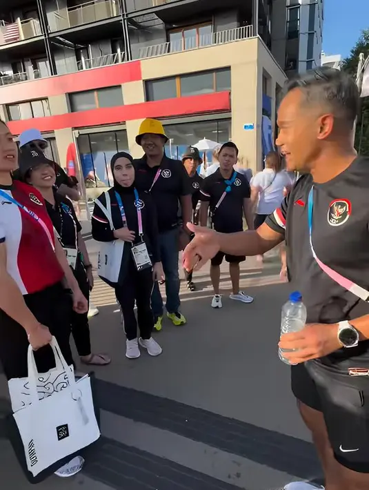 Baim Wong ikut berteriak dan memberikan dukungan penuh kepada para atlet, terutama atlet-atlet Indonesia yang bertanding. Kehadiran Baim di Paris memberikan semangat tersendiri bagi para atlet, serta menjadi bukti nyata dukungannya terhadap olahraga Indonesia.  (Liputan6.com/IG/@baimwong)