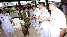 Sejumlah Perwira Tinggi TNI AL menyambut kedatangan Menteri Kelautan dan Perikanan, Susi Pudjiastuti di Mabes TNI, Cilangkap, (1/12/2014). Kedatangan Susi untuk menandatangani nota kesepahaman dengan TNI AL. (Liputan6.com/Helmi Fithriansyah)