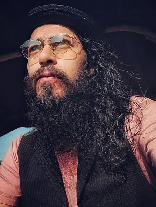 Warna pink identik dengan kaum perempuan, namun ternyata Alex membuktikan bahwa dirinya tetap terlihat tampan dan gagah dengan kaus berwarna baby pink. Pasalnya, Alex memadukan dengan vest hitamnya. (Instagram/alexabbad)