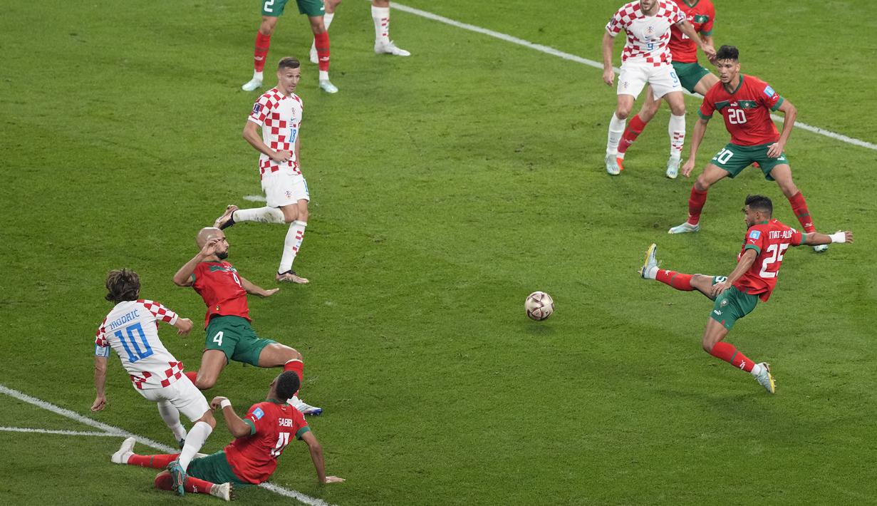 <p>Gelandang Kroasia, Luka Modric (kiri) mencoba mencetak gol ke gawang Maroko selama pertandingan playoff perebutan juara ketiga Piala Dunia 2022 di Khalifa International Stadium di Doha, Qatar, Sabtu (17/12/2022). Kroasia meraih juara ketiga Piala Dunia 2022 usai menang 2-1 atas Maroko. (AP Photo/Martin Meissner)</p>