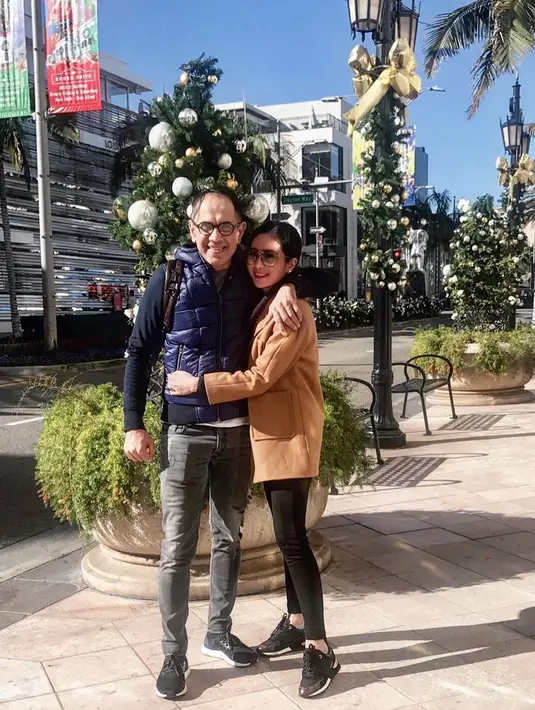 Peluk mesra Bunga dan Sukhdev ketika menghabiskan waktu liburan mereka di Amerika beberapa waktu lalu.(Liputan6.com/IG/@bungazainal05)