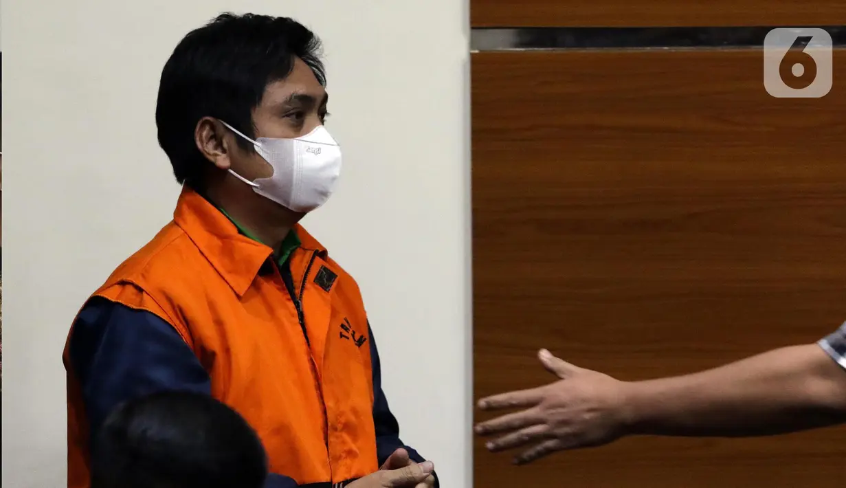 Bupati Tanah Bumbu periode 2010-2015 dan 2016-2018, Mardani H. Maming (rompi oranye) bersiap mengikuti rilis penahanan di Gedung KPK, Jakarta, Kamis (28/7/2022). Sebelumnya, Mardani Maming yang merupakan politikus PDIP ditetapkan sebagai tersangka kasus dugaan suap izin usaha pertambangan di Kabupaten Tanah Bumbu, Kalimantan Selatan. (Liputan6.com/Helmi Fithriansyah)