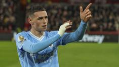 Pemain Manchester City, Phil Foden, melakukan selebrasi setelah mencetak gol ke gawang Brentford pada laga Liga Inggris di Stadion Gtech Community, Selasa (6/2/2024). City menang dengan skor 3-1. (AP Photo/Ian Walton)