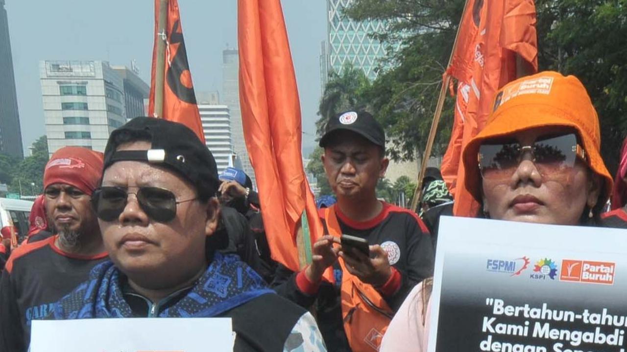Para buruh yang tergabung dalam berbagai serikat pekerja ini mulai berkumpul sejak pukul 11.30. Mereka membawa spanduk dan poster berisi tuntutan. Foto: merdeka.com / Imam Buhori