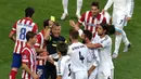 Wasit Bjorn Kuipers, memberikan kartu kuning kepada bek Real madrid, Sergio Ramos, pada laga final Liga Champions melawan Atletico Madrid di Stadion Luz, Portugal, Sabtu (24/5/2014). (EPA/Andre Kosters)