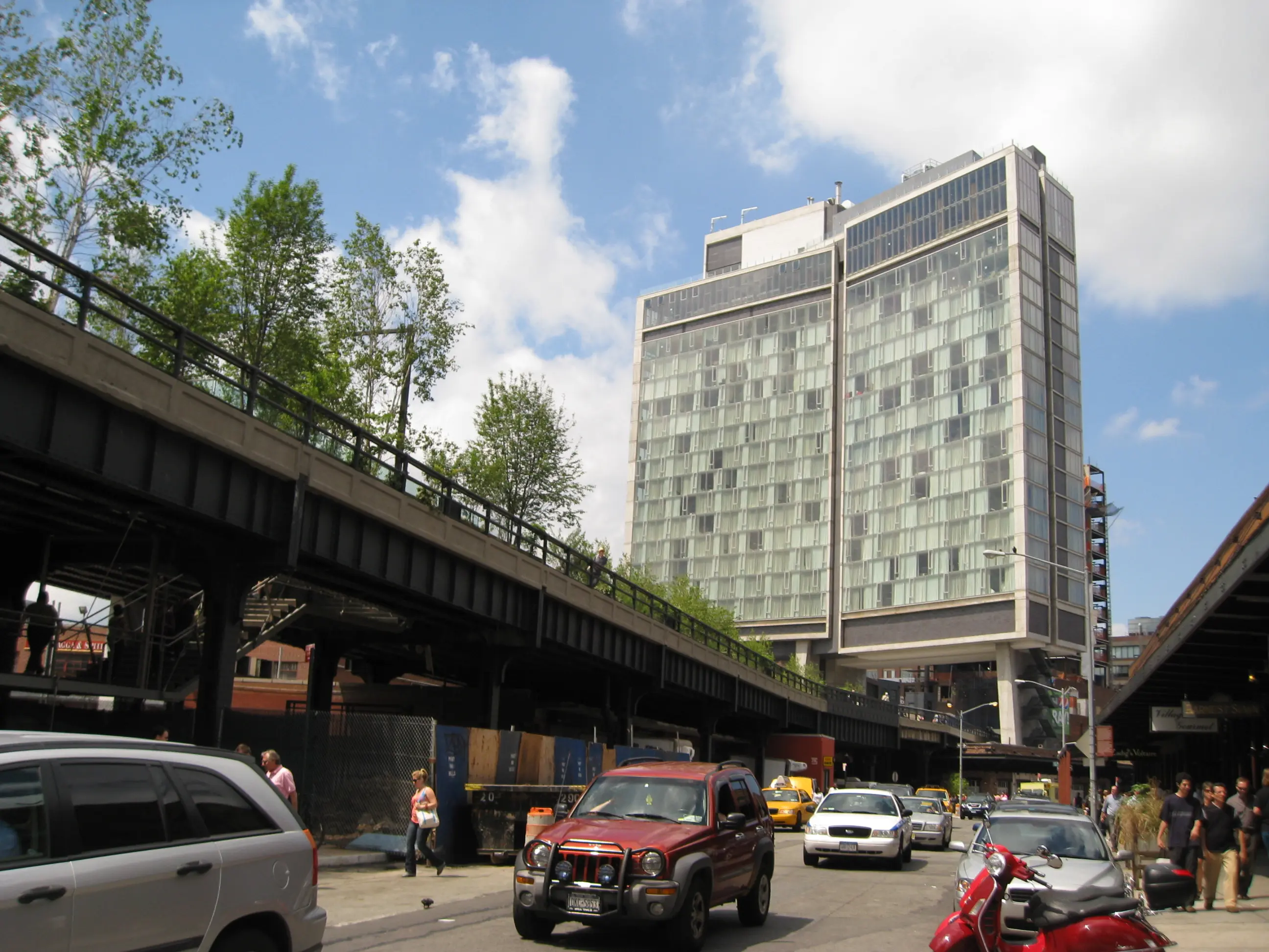 Taman The High Line ini juga menembus berbagai gedung pencakar langit yang ada disekitarnya (Foto : Wikipedia.com)