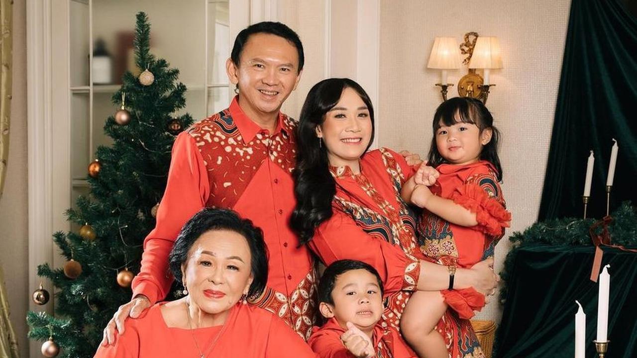 Tidak hanya itu,&nbsp;ibu mertua Puput juga selalu hadir dalam setiap pemotretan keluarga, baik untuk momen Imlek maupun Natal.