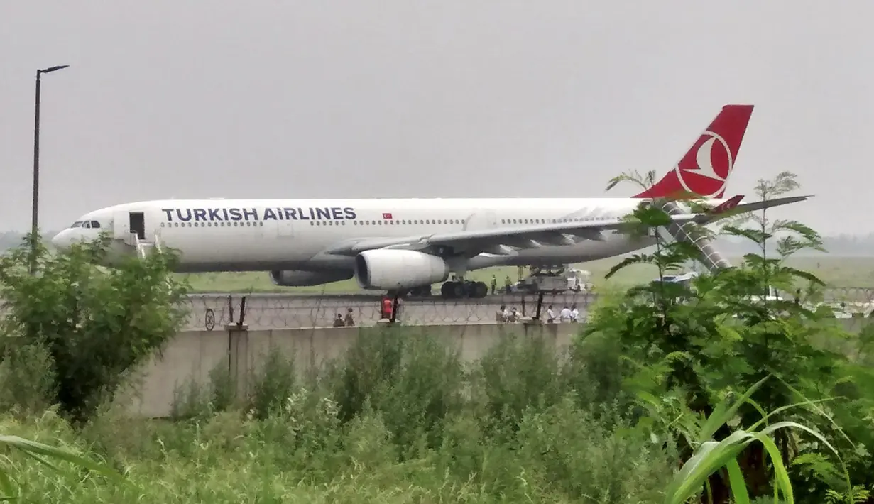 Pesawat maskapai Turkish Airlines yang terbang dari Bangkok melakukan pendaratan darurat di New Delhi, Selasa (7/7/2015). Pendaratan darurat dilakukan, karena teror bom secara tertulis di sebuah toilet pesawat. (REUTERS / Tommy Wilkes)