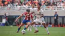 Pemain Bali United U-18 I Kadek Ari Premana berebut bola dengan pemain Atletico Madrid U-18 pada laga perdana International Youth Championship (IYC) 2021 di Jakarta International Stadium (JIS), Jakarta, Rabu (13/4/2022). Atletico Madrid U-18 menang dengan skor 5-0. (Liputan6.com/Faizal Fanani)