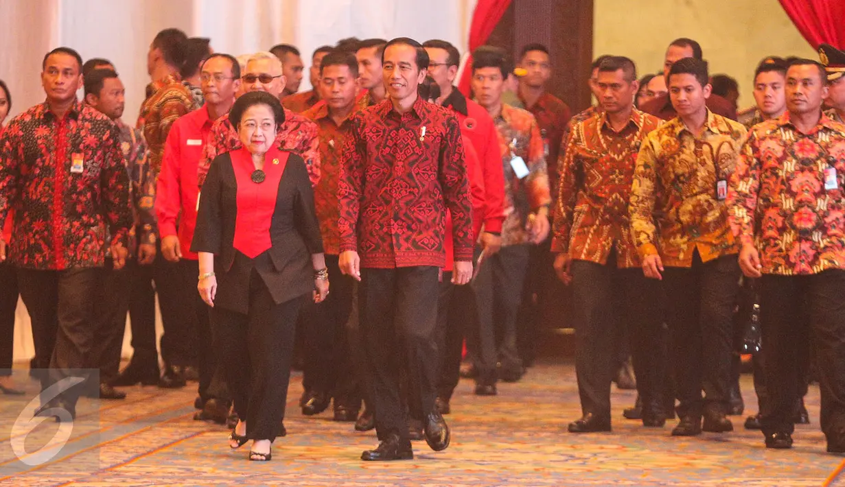 Presiden Joko Widodo (Jokowi) didampingi Ketum PDIP Megawati Soekarnoputri menghadiri HUT PDIP ke-44 di JCC, Jakarta Pusat, Selasa (10/1). HUT PDIP mengusung tema PDI Perjuangan Rumah Kebangsaan untuk Indonesia Raya. (Liputan6.com/Faizal Fanani)