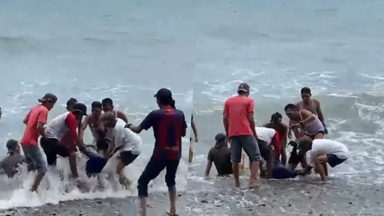 Detik-detik warga mengevakuasi korban tenggelam di Pantai Cukuh Batu Tanggamus, Lampung.