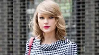 Fans Serbu Taylor Swift di Bandara, Pesawat Pun <i>Delay</i>