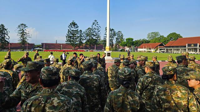 Para Menteri Kabinet Merah Putih saat mengikuti Retreat di Akmil, Magelang.