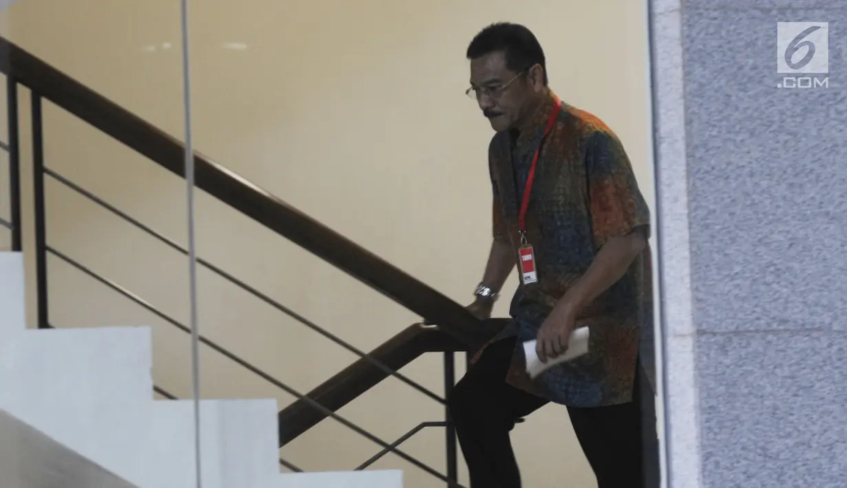 Mantan Menteri Dalam Negeri (Mendagri) Gamawan Fauzi menaiki tangga menunju ruang penyidik KPK untuk menjalani pemeriksaan, Jakarta, Kamis (22/3). Gamawan Fauzi diperiksa sebagai saksi untuk tersangka Irvanto Hendra Pambudi. (Medeka.com/Dwi Narwoko)