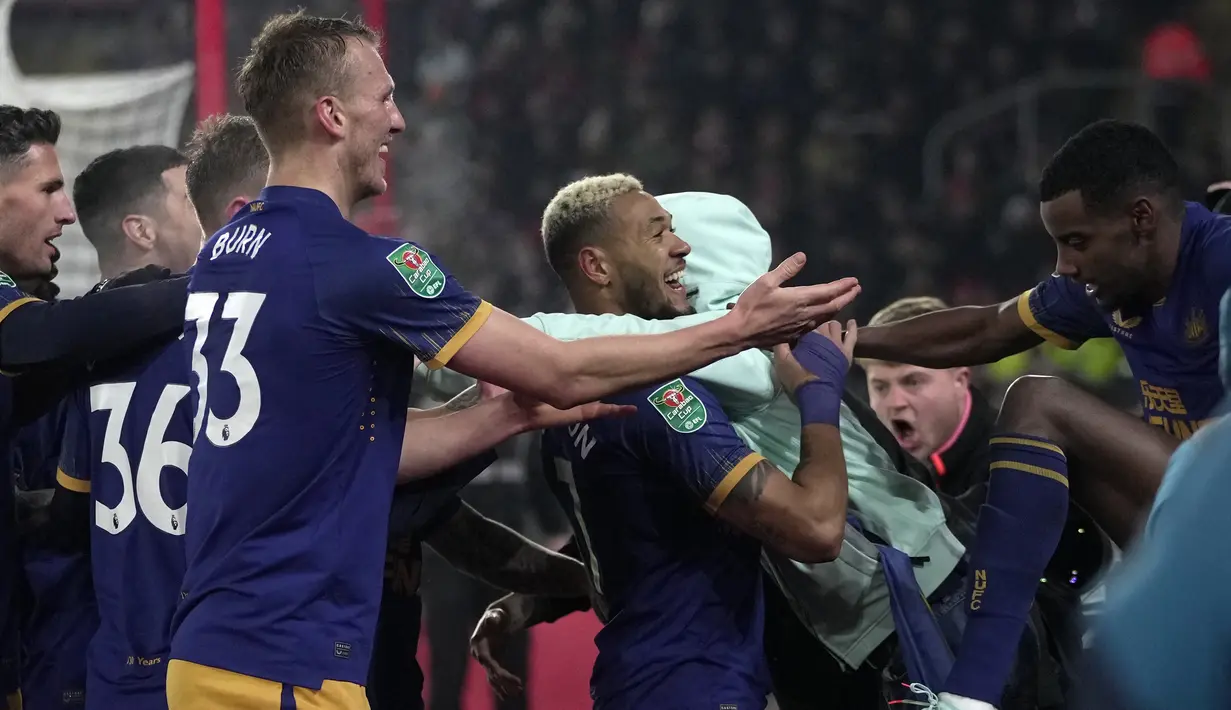 Penyerang Newcastle United, Joelinton (tengah) berselebrasi dengan rekan setimnya setelah mencetak gol ke gawang Southampton di menit ke-73 pada leg pertama pertandingan semifinal Piala Carabao di St Mary's Stadium di Southampton, Inggris, Rabu (24/1/2023). Newcastle menang tipis atas Southampton dengan skor 1-0. (AP Photo/ Kin Cheung)