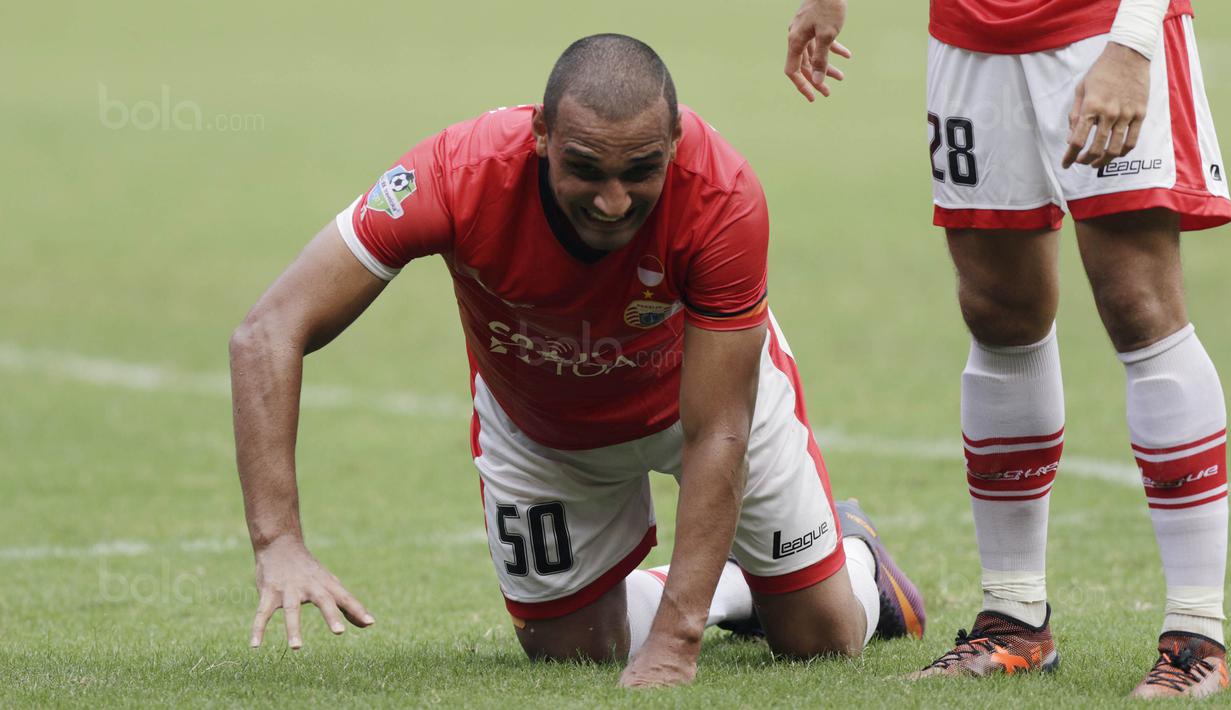 Striker Persija, Bruno Lopes, melakukan selebrasi unik dengan merangkak usai mencetak gol ke gawang Persegres pada laga Liga 1 Indonesia di Stadion Patriot, Bekasi, Sabtu (14/10/2017). Persija menang 5-0 atas Persegres. (Bola.com/M Iqbal Ichsan)