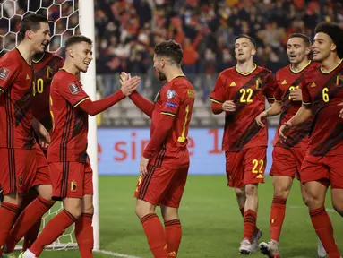 Gelandang Belgia, Thorgan Hazard (ketiga kiri) berselebrasi dengan rekan setimnya setelah mencetak gol ke gawang Estonia pada pertandingan grup E kualifikasi Piala Dunia 2022 di stadion King Baudouin di Brussels, Minggu (14/11/2021). Belgia menang atas Estonia 3-1. (AP Photo/Olivier Mattys)