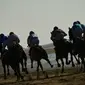 Para peserta saling balap saat mengikuti lomba pacuan kuda pantai tahunan di Sanlucar de Barrameda, dekat Cadiz, Spanyol (17/8). (AFP Photo/Cristina Quicler)