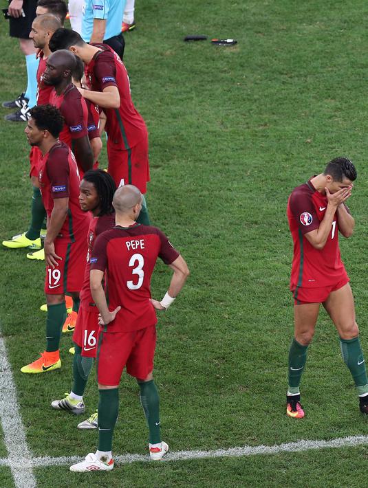 Cristiano Ronaldo (kanan) berjalan sambil menutup mata dengan penuh harap saat penalti  melawan Polandia pada perempat final Piala Eropa 2016 di Stade Velodrome, Marseille, Jumat (30/6/2016) dini hari WIB. (EPA/Mohamed Messara)