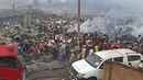 Pengungsi Rohingya berkumpul setelah kebakaran besar di kamp pengungsi di Balukhali, Bangladesh selatan (22/3/2021). Kebakaran bermula di salah satu dari 34 kamp pada tengah malam. (AFP Photo)