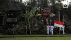 Pasukan pengibar bendera bersiap mengibarkan sang Merah Putih di halaman Tugu Pahlawan Banjar Penglipuran, Kabupaten Bangli, Bali, Kamis (17/8/2023). (Liputan6.com/Helmi Fithriansyah)