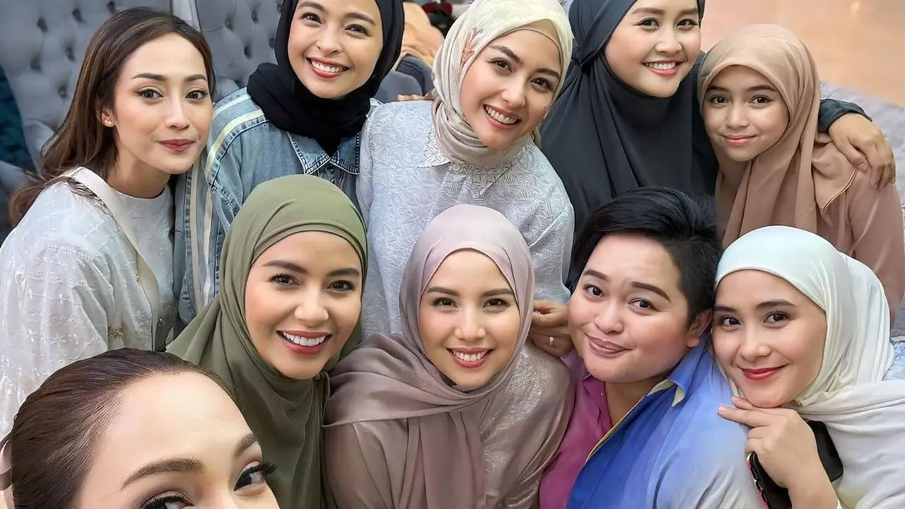 Potret buka bersama Reisa Broto Asmoro dengan selebriti lainnya (Sumber: Instagram/@reisabrotoasmoro)