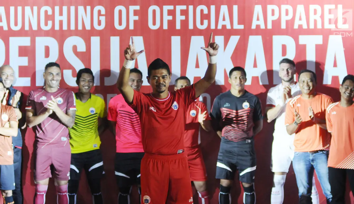 Pemain Persija, Bambang Pamungkas saat memeragakan kaus kandang tim saat peluncuran di Jakarta, Jumat (2/2). Secara resmi, Persija memperkenalkan tiga model kaus yang akan digunakan pada musim 2018. (Liputan6.com/Helmi Fithriansyah)
