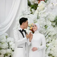 Dea Annisa resmi menikah dengan Mazaki Ahmad dalam balutan gaun modest serba putih (@deaannisa)