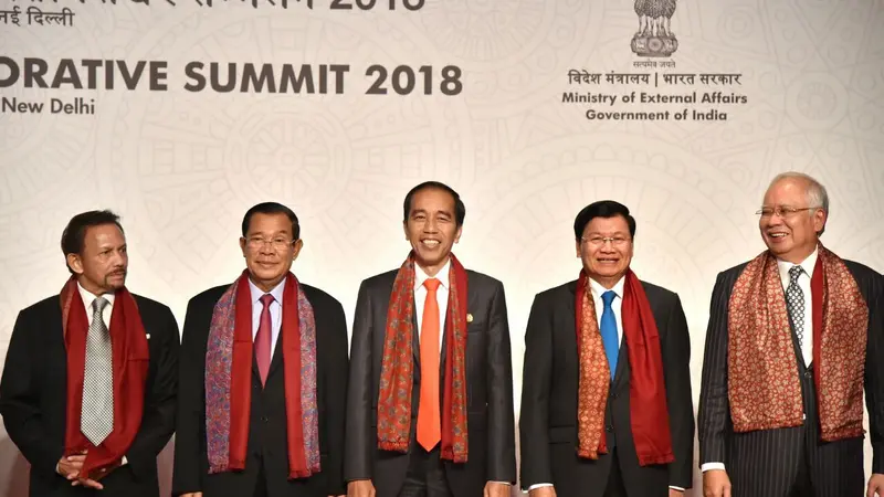 Presiden Joko Widodo bersama kepala negara lainnya dalam Sidang Pleno Konferensi Tingkat Tinggi (KTT) Peringatan ASEAN-India di Hotel Taj Diplomatic Enclave, New Delhi, India, Kamis (25/1/2018). (Dok kepresidenan)