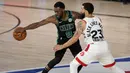 Pebasket Boston Celtics, Kemba Walker, berebut bola dengan pebasket Toronto Raptors, Fred VanVleet, pada semifinal playoff Wilayah Timur NBA, Rabu (2/9/2020). Celtics menang dengan skor 102-99. (AP Photo/Mark J. Terrill)