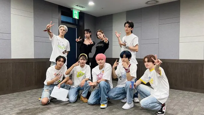Gaya Khas Cewek Mamba Karina dan Winter aespa di Konser Encore NCT Dream