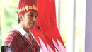 Penampilan Pak Jokowi di Hari Keluarga Nasional ke-29. Di acara ini, Presiden tampil mengenakan kain adat, yaitu Ulos berwarna merah. [Foto: Instagram/jokowi]