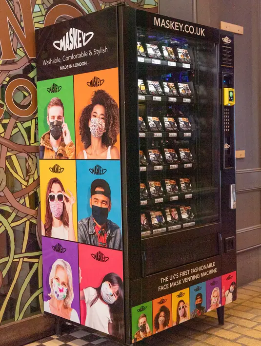 Foto pada 24 Juni 2020 menunjukkan mesin penjual masker otomatis di London. Mesin penjual masker otomatis bermunculan di sejumlah pusat keramaian di London ketika ibu kota Inggris itu melonggarkan kebijakan karantina wilayah (lockdown) COVID-19, demikian dilaporkan media lokal. (Xinhua/Ray Tang)