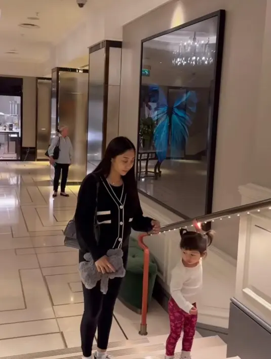 Begitu juga Winona Willy yang mengenakan tank top, long pants, dan cardigan dengan list berwarna putih. [@yorafebriana].