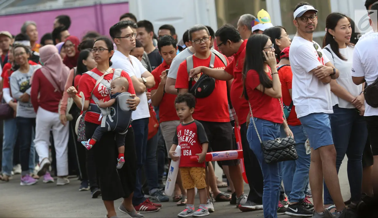 Calon penonton antre untuk masuk menyaksikan laga final bulu tangkis beregu putra di Istora Senayan Jakarta, Rabu (22/8). Laga final bulu tangkis beregu putra mempertemukan Indonesia melawan China. (Liputan6.com/Helmi Fithriansyah)
