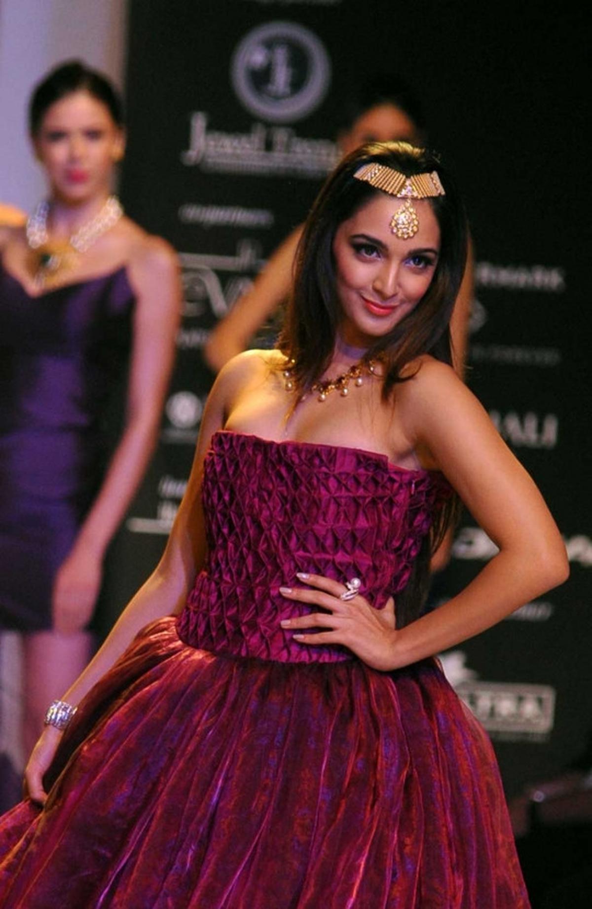 Bermahkota emas, Kiyara Advani cantik bersinar