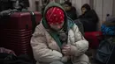 Seorang gadis Ukraina memelihara kucingnya dengan mantelnya di dalam stasiun kereta api Lviv, 28 Februari 2022, di Lviv, Ukraina barat. Dalam eksodus lebih dari 2,5 juta orang yang melarikan diri dari invasi Rusia, terdapat hewan peliharaan yang tidak dapat ditinggalkan. (AP Photo/Bernat Armangue)