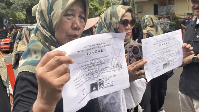 Roy Suryo saat menghadiri panggilan penyidik sebagai tersangka kasus tudingan ijazah palsu Presiden ke-7 Joko Widodo, pada Kamis (13/11/2025).
