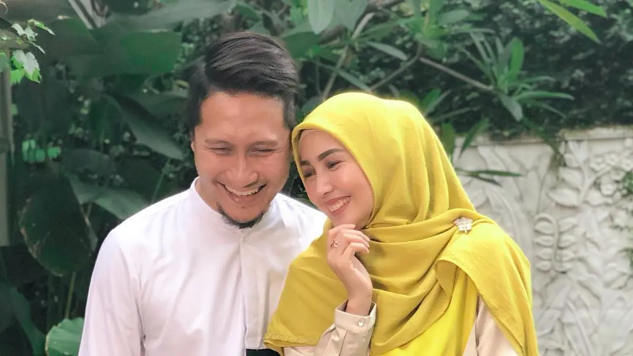 6 Potret Romantis Arie Untung dan Fenita Arie Pakai Baju Couple, Tampil Kompak
