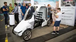 Tampilan futuristik dari sepeda kargo yang dipajang dalam pameran sepeda di Berlin, Jerman (15/4). Pameran ini merupakan rangkaian pameran VELOBerlin 2018 yang digelar di bandara Tempelhof. (AFP / Odd Andersen)
