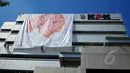 Komunitas Saya Perempuan Antikorupsi! (SPAK) memasang banner raksasa bertuliskan "Saya Perempuan Anti Korupsi" di Gedung KPK, Jakarta, Selasa (21/4/2015). Pemasangan banner tersebut dalam rangka memperingati Hari Kartini. (Liputan6.com/Yoppy Renato)