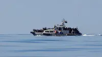 Pengungsi asal Pakistan berusaha bertahan setelah kapal yang ditumpangi terbalik di Laut Mediterania - AP