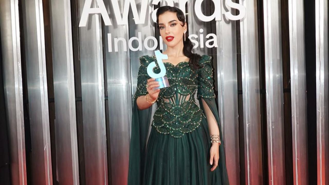 7 Potret Tasya Farasya Raih Beauty dan Fashion Creator of the Year, Ini Detail Penampilannya
