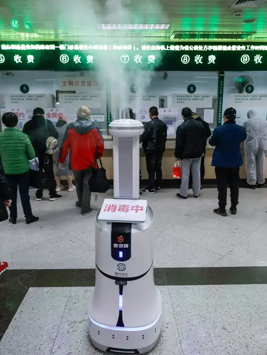 Sebuah robot pintar melakukan disinfeksi di ruang rawat jalan Rumah Sakit Renmin Universitas Wuhan di Wuhan, Provinsi Hubei, China, pada 16 Maret 2020. Robot pintar itu mampu melakukan pekerjaan disinfeksi secara otomatis di sejumlah lokasi yang telah ditentukan satu per satu. (Xinhua/Shen Bohan)
