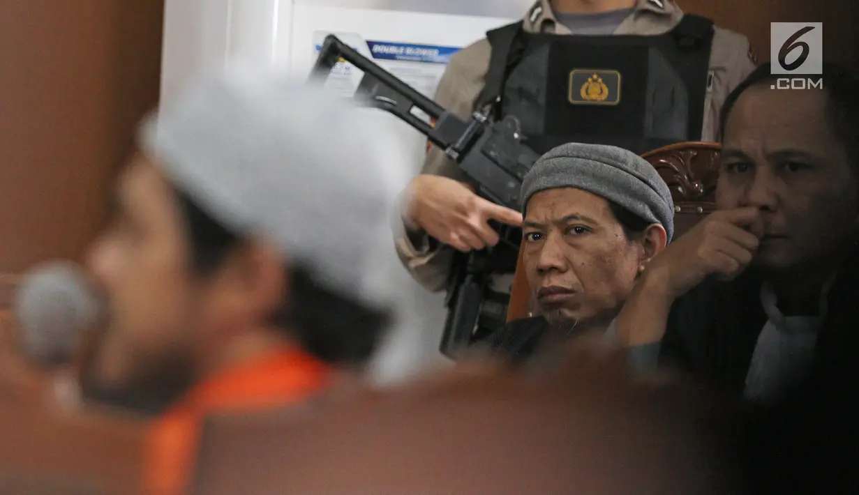 Terdakwa bom Thamrin, Aman Abdurrachman mendengarkan keterangan saksi dalam sidang lanjutan di Pengadilan Negeri Jakarta Selatan, Selasa (27/3). Sidang kasus bom Thamrin ini beragenda mendengarkan keterangan tiga orang saksi (Liputan6.com/Herman Zakharia)