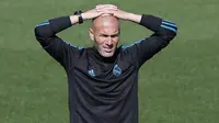 Pelatih Real Madrid, Zinedine Zidane, memimpin langsung sesi latihan jelang laga Liga Champions di Madrid, Selasa (12/9/2017). Real Madrid akan berhadapan dengan  Apoel FC. (AP/Paul White)